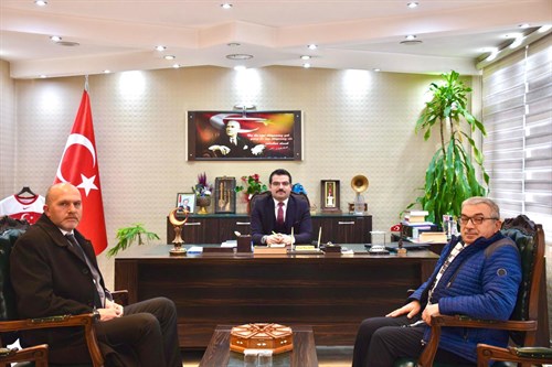 MHP Belediye Başkan Adayı Muhittin Özaşkın ve MHP ilçe Başkanı Ali Durmaz, Kaymakamımız Harun Reşit HAN’ı makamında ziyaret etti.