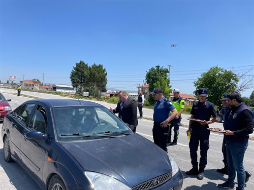 Kaymakamımız İzzet Cem ESER, bayram öncesi trafik tedbirleri kapsamında Emniyet ve Jandarma ekiplerimizin yol kontrol noktasını ziyaret etti.