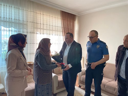 Kaymakamımız, ilçe kurum amirleriyle birlikte ilçemizdeki şehit anneleri ile şehit eşlerini evlerinde ziyaret ederek Anneler Günü’nü kutladı.