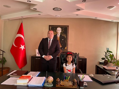 Kaymakamımız İzzet Cem ESER, 23 Nisan Ulusal Egemenlik ve Çocuk Bayramı münasebetiyle koltuğunu Zaferyolu İlkokulu öğrencisi Beren KANSU’ya bıraktı.
